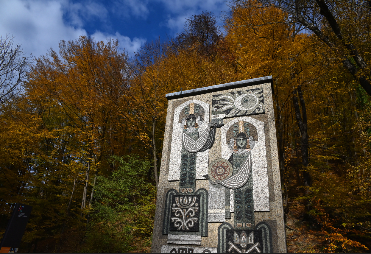 Реставрация на увреден фрагмент от мозаечното пано пред входа на музей „Етър“